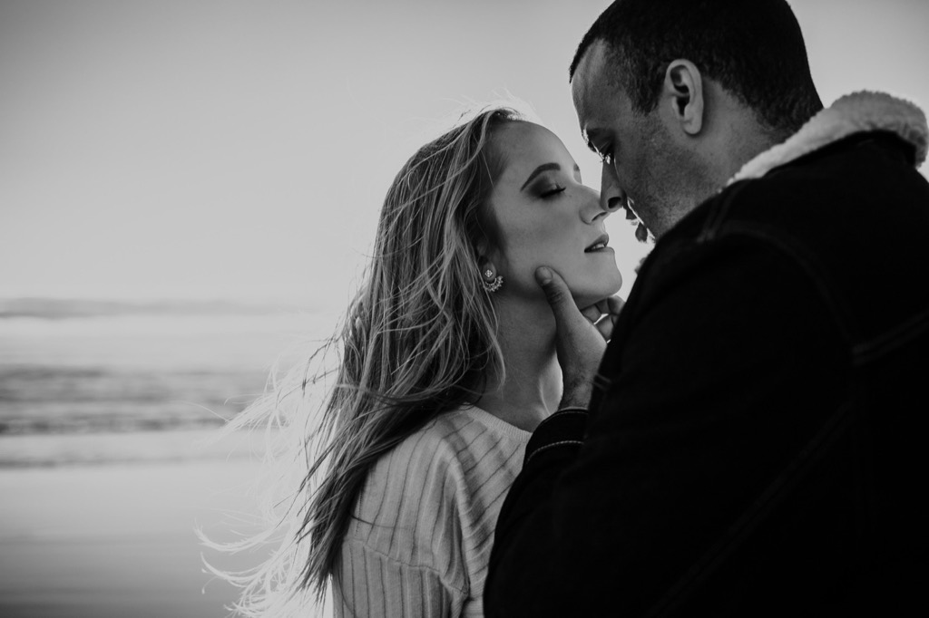 beach engagement photos on Oregon coast